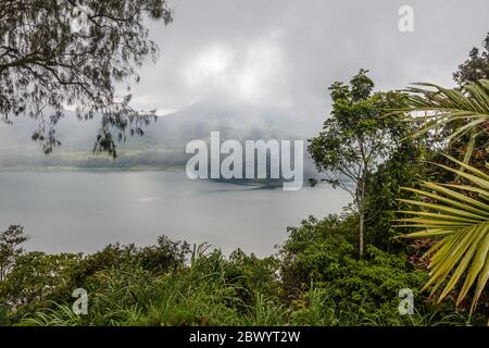 Vue sur le lac Buyan (Danau Buyan), l'un des deux lacs jumeaux du sommet. Buleeng, Bali, Indonésie. Destination de vacances. Banque D'Images