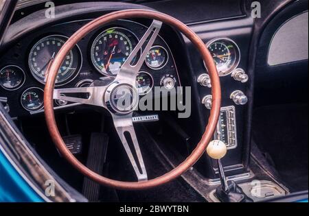 Partie de l'intérieur d'une voiture de sport de luxe avec volant, compteur de vitesse, carburant, cadrans d'horloge, levier de vitesses, panneau avant Banque D'Images