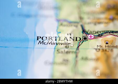 Faible profondeur de champ mise au point sur la carte géographique emplacement de la ville de Portland Etats-Unis d'Amérique continent américain sur atlas Banque D'Images