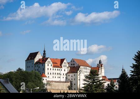 Colditz, Allemagne. 02 juin 2020. Vue sur le château de Colditz. Le 'Château Colditz' est mondialement connu : pendant la Seconde Guerre mondiale, le camp de prisonniers de guerre pour les officiers 'Oflag IV-C' était situé ici. Les tentatives d'évasion spectaculaires et parfois réussies des détenus sont depuis longtemps devenues des légendes. Plus de 10,000 000 Britanniques visitent le musée du château de Colditz chaque année. Aujourd'hui, le bâtiment abrite une auberge de jeunesse en plus du musée. Crédit : Jan Woitas/dpa-Zentralbild/dpa/Alay Live News Banque D'Images