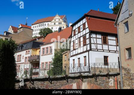 Colditz, Allemagne. 02 juin 2020. Le château de Colditz s'élève au-dessus de la petite ville du même nom. Le 'Château de Colditz' est mondialement connu : pendant la Seconde Guerre mondiale, le camp de prisonniers de guerre pour les officiers 'Oflag IV-C' était situé ici. Les tentatives d'évasion spectaculaires et parfois réussies des détenus sont depuis longtemps devenues des légendes. Plus de 10,000 000 Britanniques visitent le musée du château de Colditz chaque année. Aujourd'hui, le bâtiment abrite une auberge de jeunesse en plus du musée. Crédit : Jan Woitas/dpa-Zentralbild/dpa/Alay Live News Banque D'Images