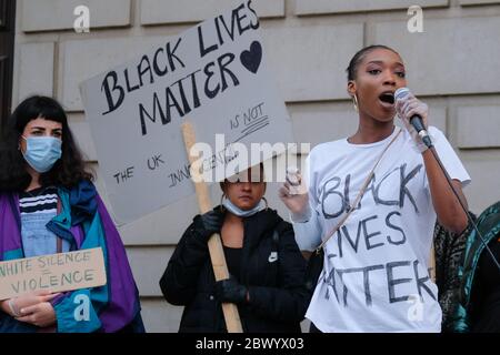 Southampton, Royaume-Uni. 03ème juin 2020. Un militant du BLM s'adresse à la foule lors d'une manifestation pacifique.des manifestants se sont rassemblés au Guildhall de Southampton, dans le cadre d'une marche mondiale de solidarité sur la vie noire, organisée par les activistes du BLM de l'Université de Southampton pour manifester l'oppression et la brutalité policière contre les minorités. Crédit : SOPA Images Limited/Alamy Live News Banque D'Images