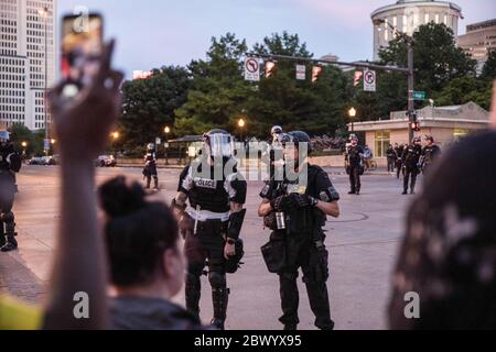 Columbus, États-Unis. 31 mai 2020. Pendant la manifestation, la police anti-émeute se trouve sur la garde à l'extérieur de la maison d'État. Des manifestants se sont rassemblés devant la maison d'État pour protester contre le meurtre de George Floyd sous garde à vue. Crédit : SOPA Images Limited/Alamy Live News Banque D'Images