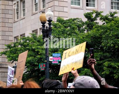 Manifestant avec un panneau indiquant « Je ne peux pas respirer » dans les rues 16e et H lors d'une manifestation contre le meurtre de George Floyd par la police, Washington, DC, USA Banque D'Images