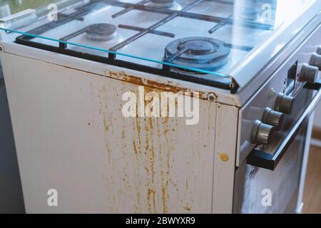 Cuisinière à gaz très sale dans la cuisine. Nettoyage de la maison pendant la quarantaine pandémique et l'auto-isolement. Nettoyage à domicile. Banque D'Images