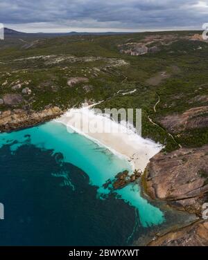 Vue aérienne de Little Hellfire Bay dans le parc national de Cape le Grand, Esperance, Australie occidentale Banque D'Images