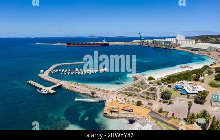 Esperance Australie occidentale 11 novembre 2019 : vue panoramique aérienne du port industriel d'Esperance le matin Banque D'Images