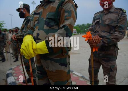 Les jawans des forces de sécurité sont debout devant la gare d'Agartala, pour le tout premier train de passagers de LockDown avec des personnes bloquées qui sont prévues pour arriver. Le train a commencé le 10 mai avec environ 1200 passagers de Bengaluru. À l'arrivée, chaque passager passe un test d'écran. Ils seront soumis à une quarantaine à domicile de 14 jours. Agartala, Tripura, Inde. Banque D'Images