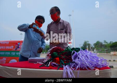 Les jawans des forces de sécurité sont debout devant la gare d'Agartala, pour le tout premier train de passagers de LockDown avec des personnes bloquées qui sont prévues pour arriver. Le train a commencé le 10 mai avec environ 1200 passagers de Bengaluru. À l'arrivée, chaque passager passe un test d'écran. Ils seront soumis à une quarantaine à domicile de 14 jours. Agartala, Tripura, Inde. Banque D'Images