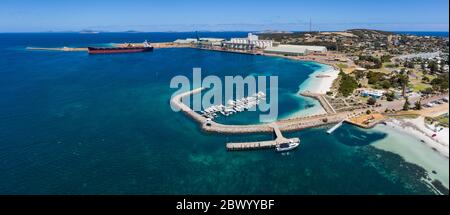 Esperance Australie occidentale 11 novembre 2019 : vue panoramique aérienne du port industriel d'Esperance le matin Banque D'Images