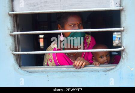 Les jawans des forces de sécurité sont debout devant la gare d'Agartala, pour le tout premier train de passagers de LockDown avec des personnes bloquées qui sont prévues pour arriver. Le train a commencé le 10 mai avec environ 1200 passagers de Bengaluru. À l'arrivée, chaque passager passe un test d'écran. Ils seront soumis à une quarantaine à domicile de 14 jours. Agartala, Tripura, Inde. Banque D'Images