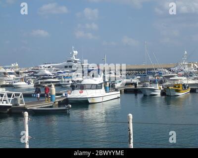 Muscat, la capitale portuaire d'Oman, est située sur le golfe d'Oman, entouré de montagnes et de désert. Oman, officiellement le Sultanat d'Oman, est un pays situé sur la côte sud-est de la péninsule arabe en Asie occidentale. Avec son histoire remontant à l'antiquité, il mélange des gratte-ciels et des centres commerciaux haut de gamme avec des sites au sommet de la falaise tels que les forts portugais du XVIe siècle, Al Jalali et Mirani, qui se dresse au-dessus du port de Muscat. Banque D'Images