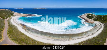 Vue panoramique aérienne de la route adjacente à Salmon Beach, située à Esperance, Australie occidentale Banque D'Images