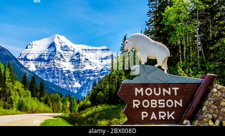 Le panneau d'entrée de Mt. Parc provincial Robson, Colombie-Britannique, Canada. Le mont Robson au loin est le plus haut sommet des Rocheuses canadiennes Banque D'Images