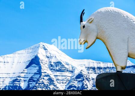 Gros plan sur le Mountain Goat sur le panneau d'entrée de Mt. Parc provincial Robson, Colombie-Britannique, Canada. Le pic du Mt. Robson en arrière-plan Banque D'Images