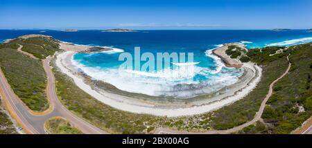 Vue panoramique aérienne de la route adjacente à Salmon Beach, située à Esperance, Australie occidentale Banque D'Images