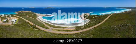 Vue panoramique aérienne de la route adjacente à Salmon Beach, située à Esperance, Australie occidentale Banque D'Images