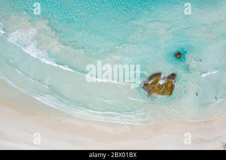 Vue aérienne sur les rochers avec nageurs sur la plage de Twilight Cove en Australie occidentale Banque D'Images