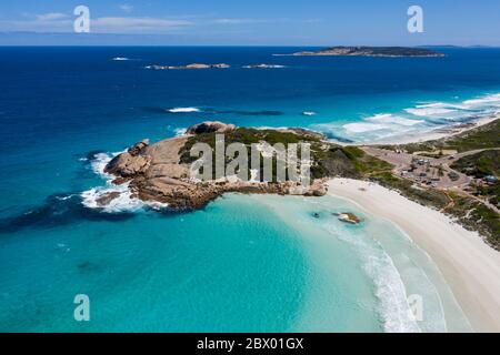 Vue aérienne vers la plage de Lover's Cove, avec le parking et la plage de Twilight Bay en premier plan, Esperance, Australie occidentale Banque D'Images