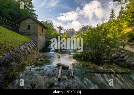 Petite cascade sur un ruisseau qui coule du lac Laghi di Fusine dans les Alpes Juliennes en Italie Banque D'Images