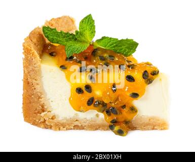 Cheesecake avec confiture de fruits de la passion et menthe isolée sur fond blanc. Banque D'Images