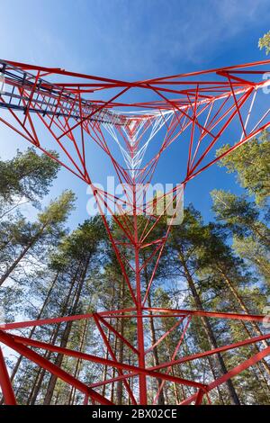 Cadre et structure d'une tour d'antenne cellulaire métallique autosupport , Finlande Banque D'Images