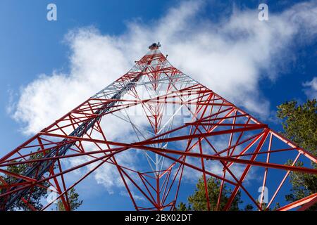 Cadre et structure d'une tour d'antenne cellulaire métallique autosupport , Finlande Banque D'Images