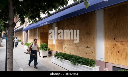 Les magasins de New Yworks Madison Avenue, qui abrite de nombreuses marques de mode comme Ralph Lauren, sont montés à bord pour éviter une autre nuit de destruction, de pillage et de violence à la suite de la manifestation de nouveau?St le meurtre de George Floyd, New York a imposé un couvre-feu de 8 heures pour essayer d'arrêter ou de freiner le pillage et la violence, mercredi 3 2020 juin à New York NY. (Photo de Jonas Gustavsson/Sipa USA) crédit: SIPA USA/Alay Live News Banque D'Images