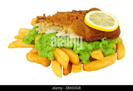 Les frites et le poisson panés à la bière repas avec des pois mushy isolés sur fond blanc Banque D'Images