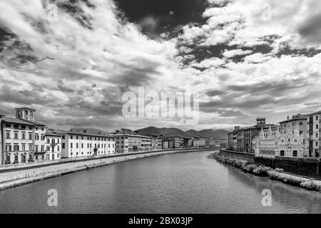 Belle vue en noir et blanc sur les Lungarni de Pise, en Italie, du centre historique avec l'église de Santa Maria della Spina Banque D'Images