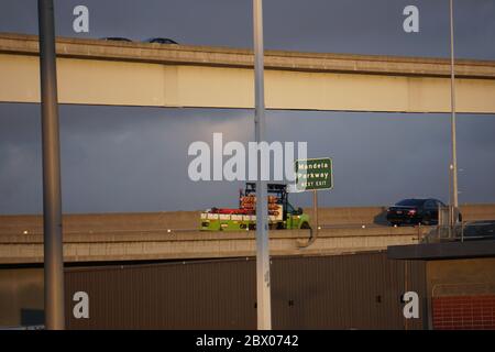 Camions et voitures sur la voie publique avec le panneau vert Next Exit pour Mandela Parkway. Système de transport routier. West Oakland, Californie, États-Unis Banque D'Images