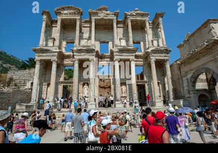 Des centaines de touristes se rassemblent autour de la Bibliothèque de Celsus sur le site antique d'Éphèse à Selcuk en Turquie. Banque D'Images