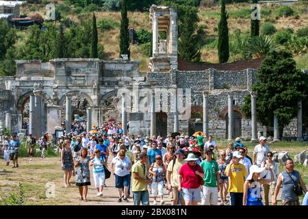 Des centaines de touristes marchent de la Bibliothèque de Celsus à travers la porte d'Auguste sur l'ancien site d'Éphèse à Selcuk en Turquie. Banque D'Images