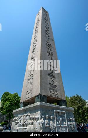 L'obélisque de granit rose de Theodosius situé dans l'hippodrome dans le quartier de Sultanahmet d'Istanbul en Turquie. Banque D'Images