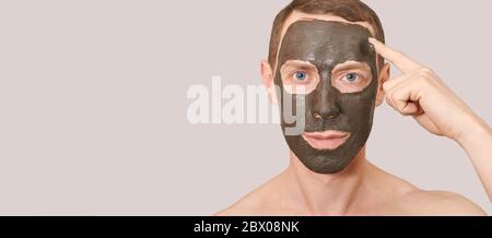 Masque d'argile noire sur le visage de Guy Banque D'Images