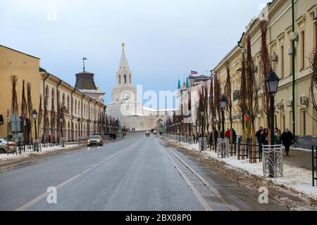 KAZAN, RUSSIE - JANVIER 5 2020 : vue sur la rue Kremlyovskaya et la tour Spasskaya du Kremlin de Kazan dans l'après-midi par temps nuageux Banque D'Images