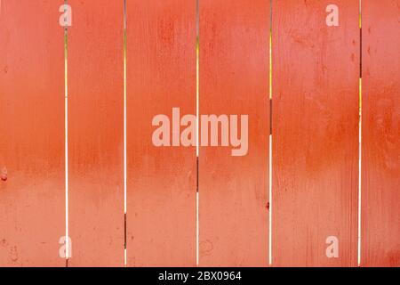 Clôture en bois rouge vif, couleur pastel, fraîchement peinte Banque D'Images