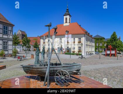 02 juin 2020, Brandebourg, Angermünde : la fontaine du sculpteur Uckermark Christian Uhlig se trouve sur la place du marché avec la mairie. 23 districts appartiennent à Angermünde, qui se trouve au milieu de la réserve de biosphère Schorfheide-Chorin et du parc national de la vallée de l'Oder inférieur. Angermünde est un centre de santé agréé par l'État. Photo: Patrick Pleul/dpa-Zentralbild/ZB Banque D'Images