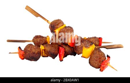 Boulettes de viande de bœuf grillées et kebabs au poivron sur des brochettes de bois isolées sur fond blanc Banque D'Images