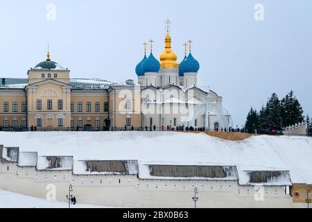 KAZAN, RUSSIE - 5 JANVIER 2020:Cathédrale d'Annonciation du Kremlin de Kazan lors d'une soirée d'hiver nuageux Banque D'Images