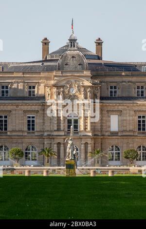 Paris, France - 23 avril 2020 : Palais et parc du Luxembourg à Paris, le jardin du Luxembourg, l'un des plus beaux jardins de Paris pendant le lockd Banque D'Images