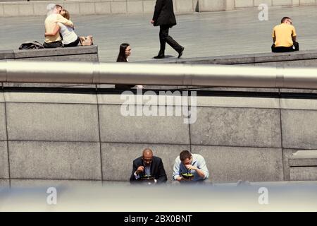 Photo de rue couleur de la situation de la vie quotidienne. Les gens sur le marché de Londres pendant l'heure du déjeuner. Banque D'Images