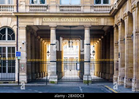 Vue de face de la colonnade à l'entrée du Conseil constitutionnel, l'autorité constitutionnelle française, au Palais Royal à Paris, France. Banque D'Images