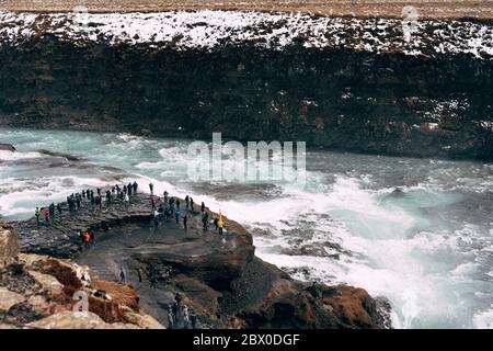 La grande chute d'eau Gullfoss dans le sud de l'Islande, sur la couronne dorée. Touristes sur la terrasse d'observation. Banque D'Images