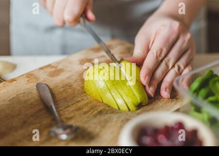 Les poires fraîches, huile d'olive et la grenade dans la cuisine sur une planche de bois de coupe - alimentation saine Banque D'Images