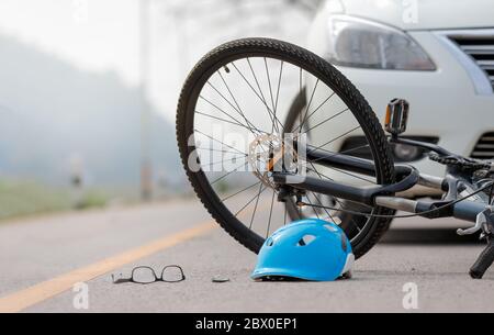 Accident Accident de voiture avec vélo sur route Banque D'Images