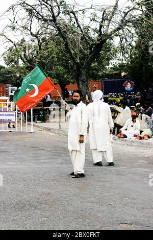 KARACHI, PAKISTAN - 21/09/2014 Tehreek-e-Insaf (PTI) Président, Imran Khan s'adresse à la réunion publique Mazar-e-quaid, Karachi. Porte drapeau Banque D'Images