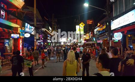 Touristes se galant sur la rue de marche de Bangla Road la nuit, Patong Phuket, Thailnad 17/11/2019 Banque D'Images