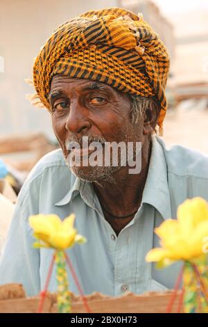 Portrait - vieil homme vendant du maïs à Clifton Beach, Karachi, Pakistan 26/06/2012 Banque D'Images