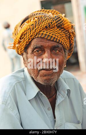 Portrait - vieil homme vendant du maïs à Clifton Beach, Karachi, Pakistan 26/06/2012 Banque D'Images